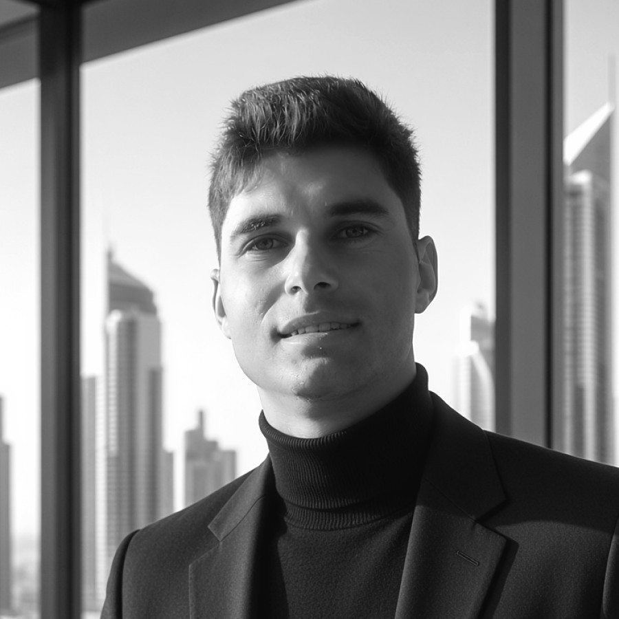 Axel, Socio · Mesa española — Palami Properties