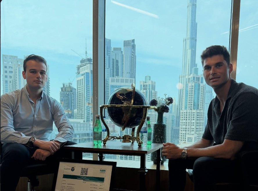 Equipo de Palami Properties en su oficina de Prime Tower, Business Bay, Dubái